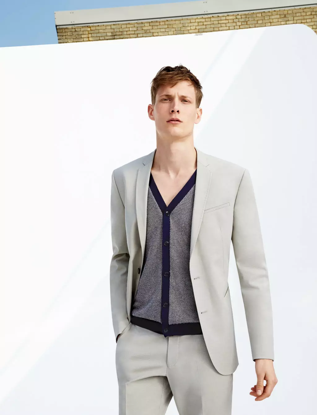 Inditex berømte raske motemerke Zara presenterer lookbook Man SS 15 den første delen er dress og slips, herreklær og skreddersydd dresser for sosiale arrangementer og office-to-out. Andre del er New Navy klar for helgens antrekk og uformelle anledninger.