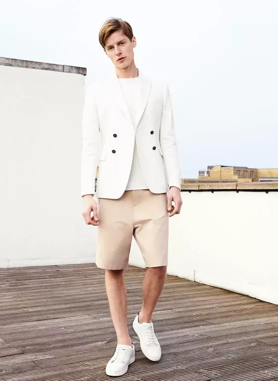 Inditex kawentar fashion gancang labél Spanyol Zara presents lookbook Man SS 15 bagian kahiji nyaéta jas jeung dasi, menswear jeung jas tailoring pikeun acara sosial jeung kantor-ka-kaluar. Bagian kadua nyaéta Angkatan Laut Anyar siap pikeun baju sabtu minggu sareng acara non-formal.