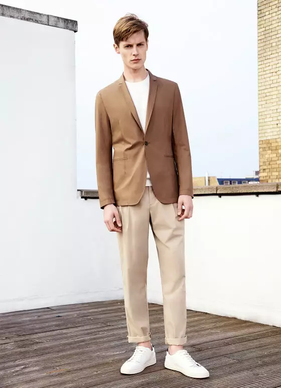 Inditex ama ngwa ngwa ejiji Spanish Label Zara na-ewetara akwụkwọ nlele Man SS 15 akụkụ nke mbụ bụ uwe na tie, uwe nwoke na akwa akwa maka mmemme ọha na ụlọ ọrụ ga-apụ apụ. Akụkụ nke abụọ bụ ndị agha mmiri ọhụrụ dị njikere maka uwe izu ụka na mmemme na-abụghị nke iwu.