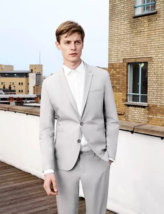 Inditex bekende vinnige mode Spaanse etiket Zara bied lookbook Man SS 15 aan, die eerste deel is pak en das, mansklere en pasmaakpakke vir sosiale geleenthede en kantoor-tot-uit. Tweede deel is New Navy gereed vir die naweek uitrustings en nie-formele geleenthede.