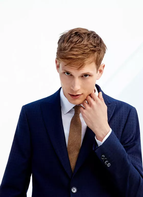 Inditex ama ngwa ngwa ejiji Spanish Label Zara na-ewetara akwụkwọ nlele Man SS 15 akụkụ nke mbụ bụ uwe na tie, uwe nwoke na akwa akwa maka mmemme ọha na ụlọ ọrụ ga-apụ apụ. Akụkụ nke abụọ bụ ndị agha mmiri ọhụrụ dị njikere maka uwe izu ụka na mmemme na-abụghị nke iwu.