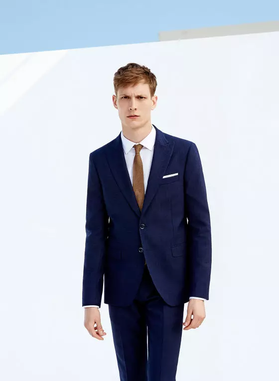 Inditex bekende vinnige mode Spaanse etiket Zara bied lookbook Man SS 15 aan, die eerste deel is pak en das, mansklere en pasmaakpakke vir sosiale geleenthede en kantoor-tot-uit. Tweede deel is New Navy gereed vir die naweek uitrustings en nie-formele geleenthede.