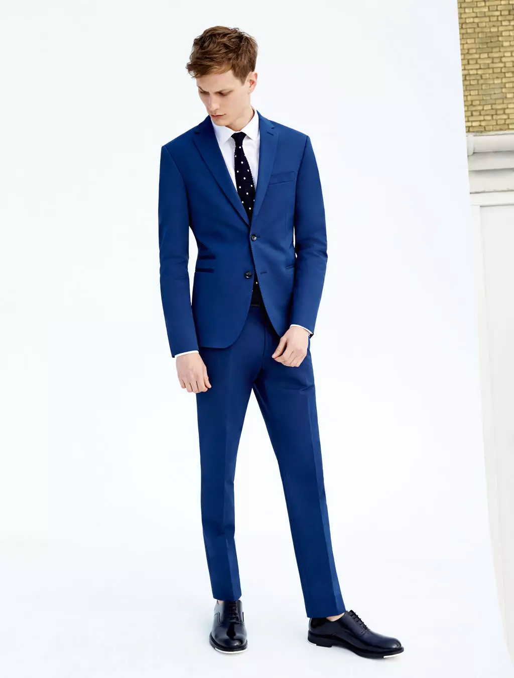 Inditex célèbre marque espagnole de mode rapide Zara présente le lookbook Man SS 15. La deuxième partie est New Navy prête pour les tenues du week-end et les occasions informelles.