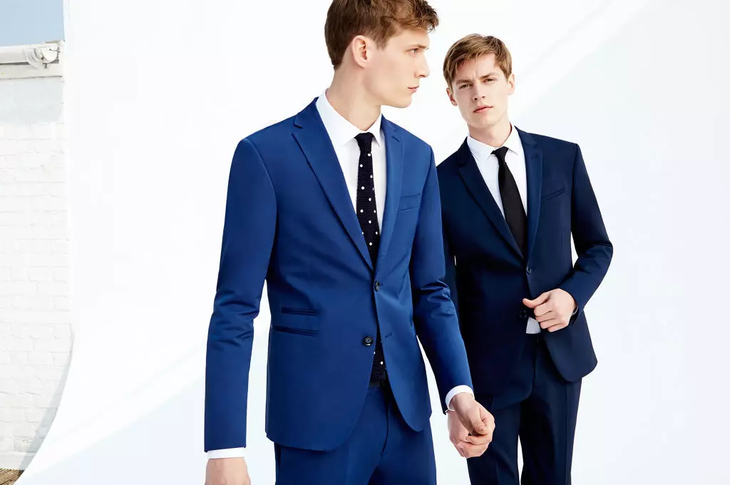 Inditex bekende vinnige mode Spaanse etiket Zara bied lookbook Man SS 15 aan, die eerste deel is pak en das, mansklere en pasmaakpakke vir sosiale geleenthede en kantoor-tot-uit. Tweede deel is New Navy gereed vir die naweek uitrustings en nie-formele geleenthede.