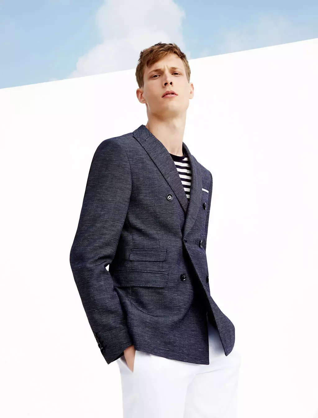 Inditex poznata španska marka brze mode Zara predstavlja lookbook Man SS 15 prvi dio je odijelo i kravata, muška odjeća i krojenje odijela za društvene događaje i izlazak iz ureda. Drugi dio je New Navy spreman za vikend outfite i neformalne prilike.