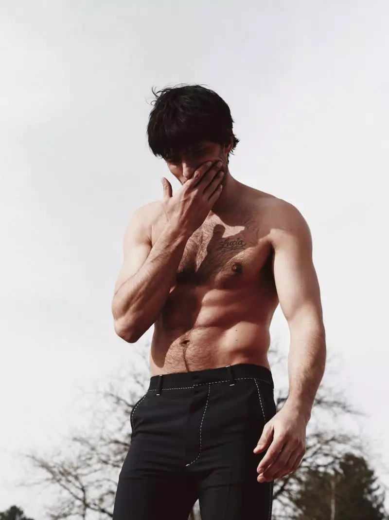 Andrés Velencoso Segura yra naujasis pasaulio žmogus ELLE Man Vietnamui 2015 m. liepos mėn. Fotografavo Jumbo Tsui, stilistas Shuo Yuan Hasegawa. Makiažas: Yann Boussand Larcher.