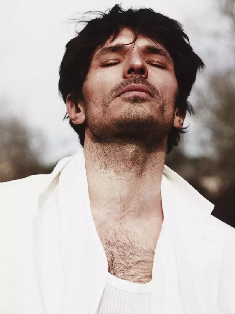 Andrés Velencoso Segura is die nuwe Man van die Wêreld vir ELLE Man Vietnam Julie 2015 Gefotografeer deur Jumbo Tsui, stilis deur Shuo Yuan Hasegawa. Grimering: Yann Boussand Larcher.