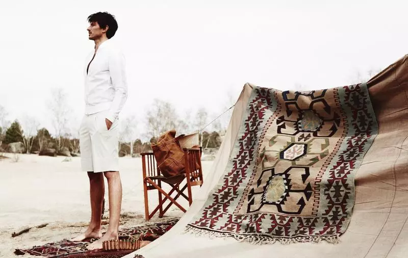 Si Andrés Velencoso Segura ay ang bagong Man of the World para sa ELLE Man Vietnam Hulyo 2015 Kinuhanan ng larawan ni Jumbo Tsui, stylist ni Shuo Yuan Hasegawa. Make-up: Yann Boussand Larcher.