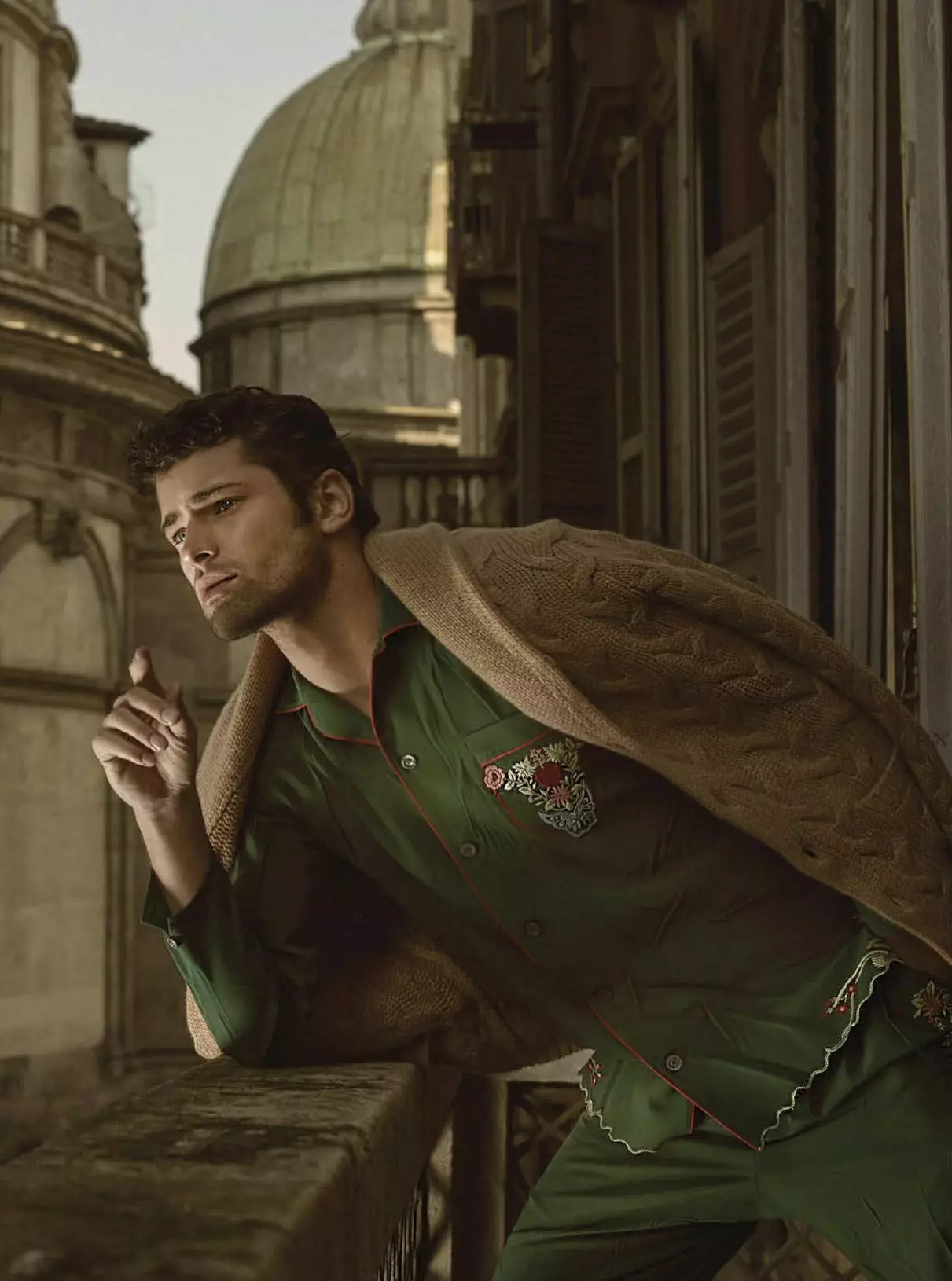 'Episode Milanese' Model teratas menghiasi editorial mode baru dan sampul majalah GQ Style Mexico F/W 2016, difoto oleh Luca Maria Morelli, Styling oleh Fernando Carrillo, Art direction oleh Alessandro Maria Morelli. Penataan dilakukan dengan sempurna, kami merasa sangat aneh tentang penyuntingan dalam nada sepia, fotografi dan penataan gaya berhasil.