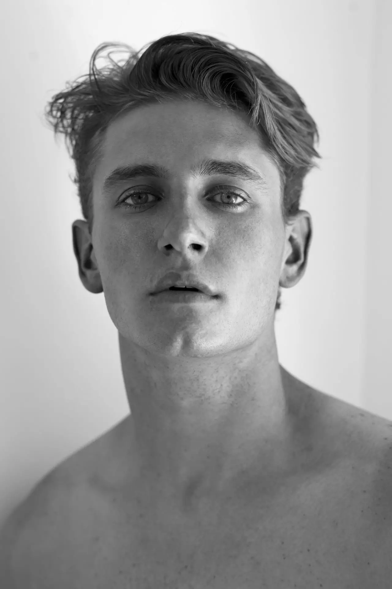 Jersey boy Matthew iki scouted dening classmate (photographer Sean Kilkenny adhine) nalika ing kelas Inggris. Sawise musim baseball Matius ngetutake modeling, lan mlebu menyang Wilson Model Management, banjur Ford NY. Isih anyar, Matthew wis nampa kapentingan ngalangi saka klien profil dhuwur. Kanthi matinee brahala katon lan atletik mbangun, Matthew cocog lanang, Kabeh Amérika katon tengen metu saka taman.