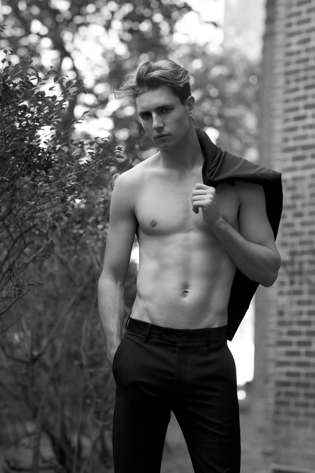 El chico de Jersey, Matthew, fue descubierto por un compañero de clase (la hermana del fotógrafo Sean Kilkenny) mientras estaba en una clase de inglés. Después de la temporada de béisbol, Matthew siguió con el modelaje y firmó con Wilson Model Management, luego con Ford NY. Aún totalmente nuevo, Matthew ha recibido un sólido interés de clientes de alto perfil. Con su apariencia de ídolo de matiné y su constitución atlética, Matthew golpea el estilo masculino, All American, recién salido del parque.