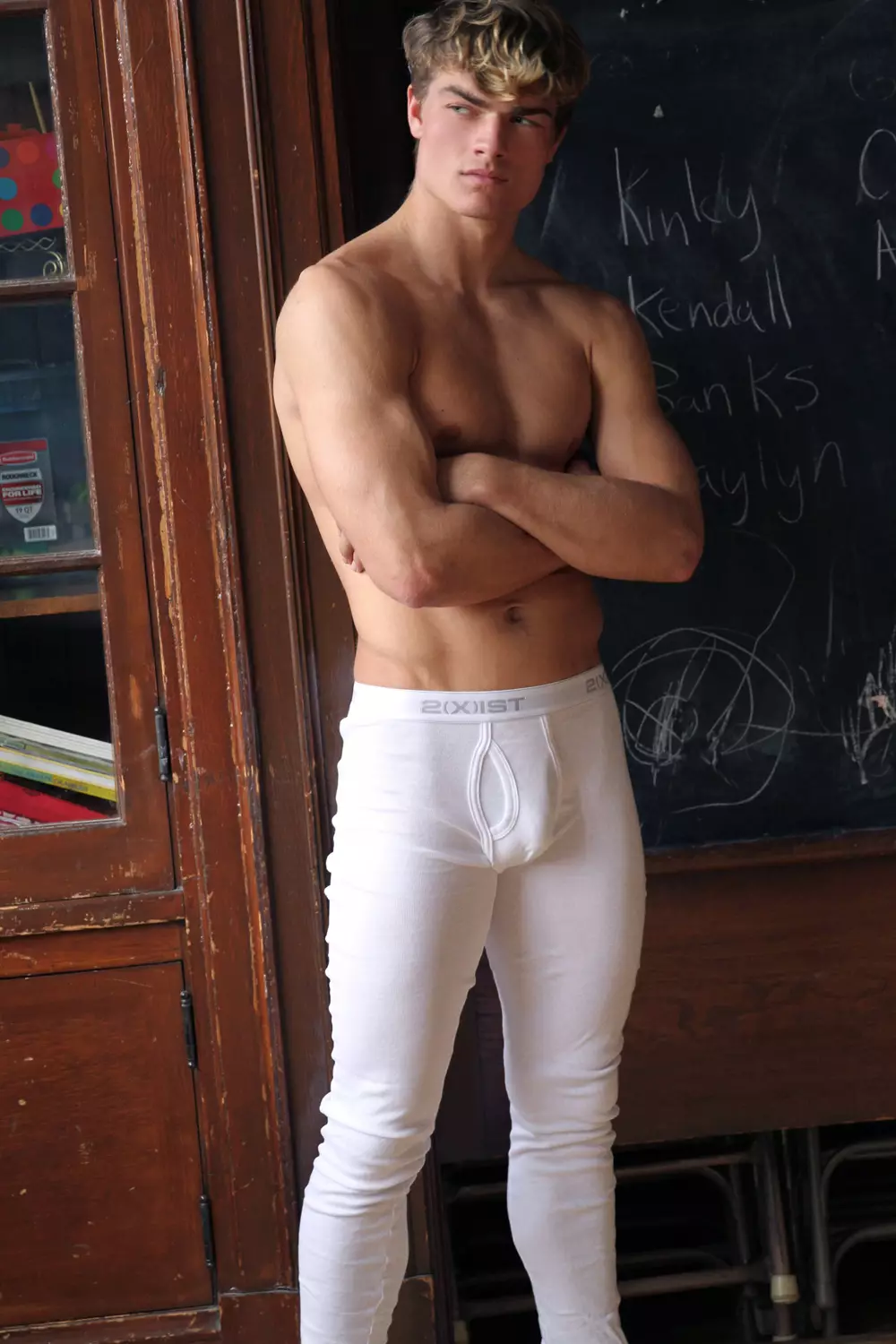 Motivația noastră de luni este aici. Îl prezintă pe nou-venitul Aidan Anderson la Agency Vision L.A., filmat de James Thor. Aidan un model superb care arată frumos și sexy în pantaloni lungi clasici de la 2(x)ist.