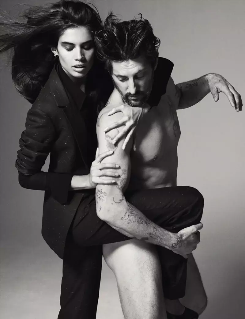 A supermodelo Tony Ward chega ao estúdio para filmar um novo editorial, apresentado na edição de estreia da Numéro Homme Germany. Fotografado por Philip Gay, Tony divide os holofotes com a modelo Sara Sampaio, posando para imagens de estúdio essenciais. Retratado em fotos atemporais em preto e branco, Tony é estilizado por Götz Offergeld em um guarda-roupa que justapõe looks em preto e branco de indumentária com a pele nua de Tony. / Cabelo por Joseph Pujalte. Maquiagem de Tina Roivainen.