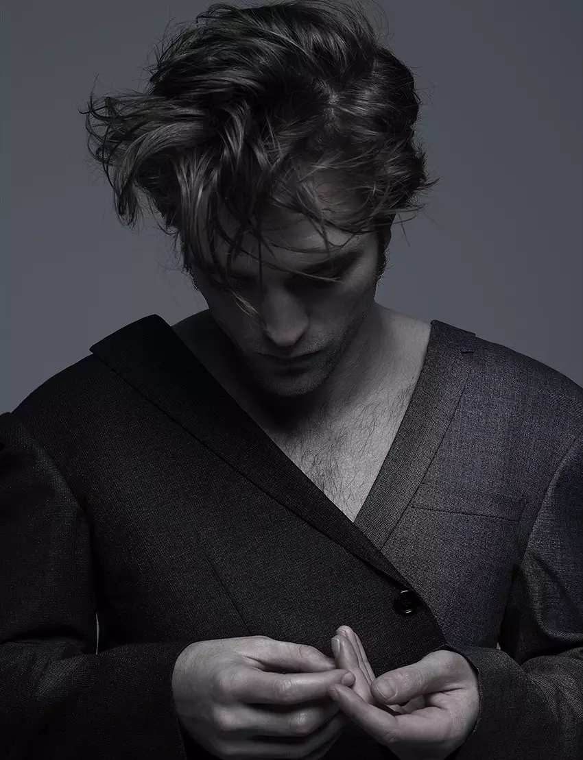 Pasuryan Dior Homme anyar Robert Pattinson nyakup edisi musim semi musim panas Numéro Homme, foto dening Jean-Baptiste Mondino. Edisi Coeur Numéro Homme bakal metu tanggal 2 Maret !