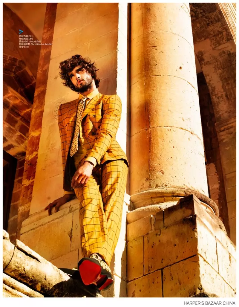 Mai daukar hoto na zamani Giovanni Squatriti ya nuna kyawawan launuka don sabon edita wanda ke nuna babban samfurin Brazil Marlon Teixeira. Samfurin Way yana haɗuwa da Squatriti don fitowar Harper's Bazaar Man China na Satumba 2014. Sanya ƙafar salo mai salo a gaba, Marlon ya ƙirƙira wani rigar falle mai kyan gani wanda ke fasalta ƙirar sartorial daga Versace, Etro da Dolce & Gabbana, a tsakanin sauran samfuran kayan alatu.