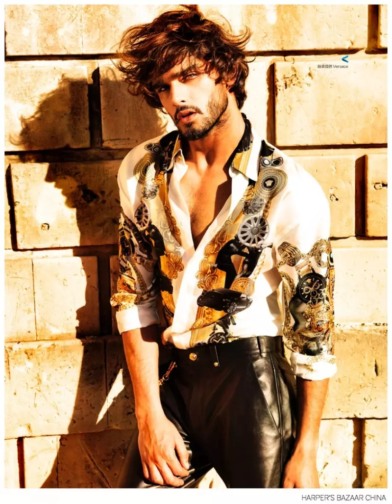 El fotógrafo de moda Giovanni Squatriti resalta los tonos cálidos para un nuevo editorial protagonizado por el modelo brasileño Marlon Teixeira. El modelo Way conecta con Squatriti para la edición de septiembre de 2014 de Harper's Bazaar Man China. Dando un paso con estilo, Marlon modela un elegante guardarropa de otoño que presenta diseños de vestuario de Versace, Etro y Dolce & Gabbana, entre otras marcas de moda de lujo.