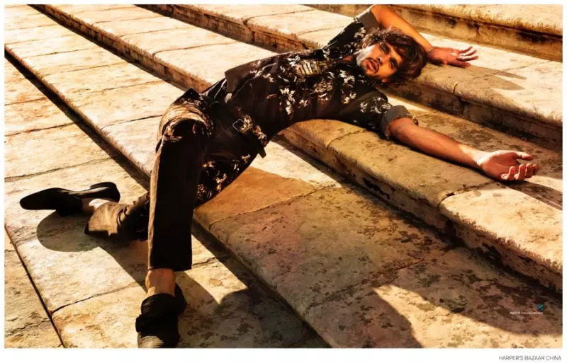 Moadefotograaf Giovanni Squatriti feroaret de waarme tinten foar in nije redaksje mei it Braziliaanske topmodel Marlon Teixeira. It Way-model ferbynt mei Squatriti foar de septimber 2014-edysje fan Harper's Bazaar Man China. Mei in stilike foet nei foaren, modelleart Marlon in chique hjerstgarderobe dy't sartoriale ûntwerpen hat fan Versace, Etro en Dolce & Gabbana, ûnder oare lúkse moademerken.