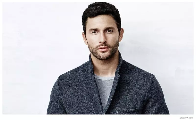 Modela Amerîkî Noah Mills di payîza 2014-an de di pirtûka xuyangê ya etîketa cil û bergên mêran Vince de cih digire. Ji ber şêwaza xweya klasîk a paqij tê zanîn, Vince gava ku dikeve payîzê bêhêvî nake. Di dilê xwe de ji bo mirovê bajarî yê hemdem hatî afirandin, veqetandî bi hêsanîyek safîkirî têne hev. Jeansên denim ên birêkûpêk û joggerên rehet ji bo rêzek şêwazên payîzê yên gihîştî bi cil û bergên pêçandî, çakêtên çerm ên premium û kirasên zirav-teqandî têne berhev kirin.