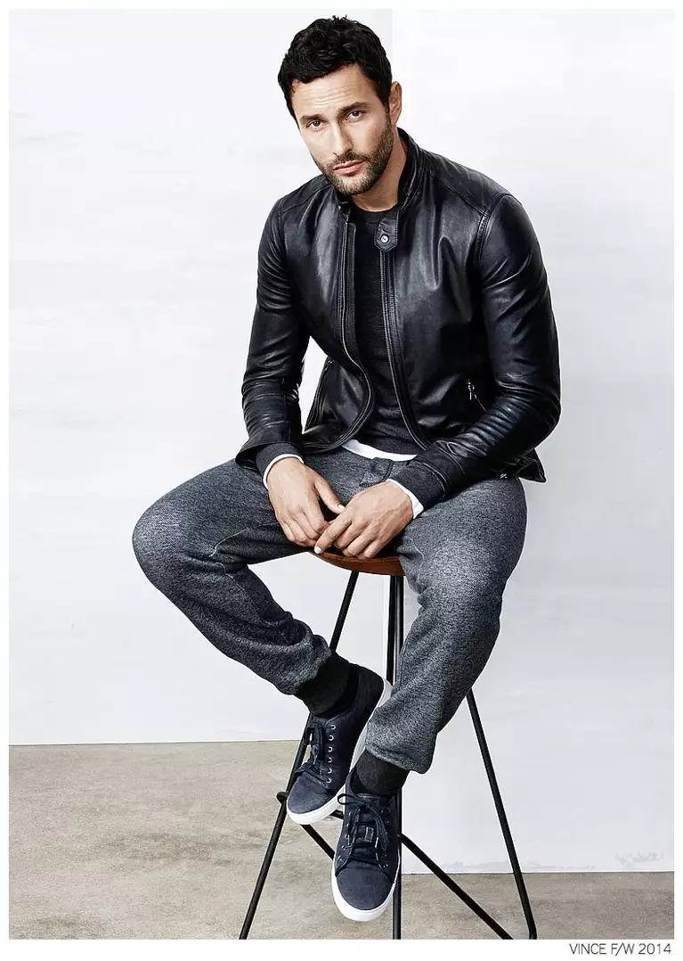 Americký model Noah Mills hraje na podzim 2014 look book značky pánského oblečení Vince. Vince, známý pro svůj čistý klasický styl, nezklame, když přijde na podzim. Vytvořeno pro současného městského člověka srdcem, separáty se spojují s rafinovanou lehkostí. Džínové džíny rovného střihu a uvolněné joggery se snoubí s vypasovaným úpletem, prémiovými koženými bundami a košilemi úzkého střihu pro řadu dostupných podzimních stylů.