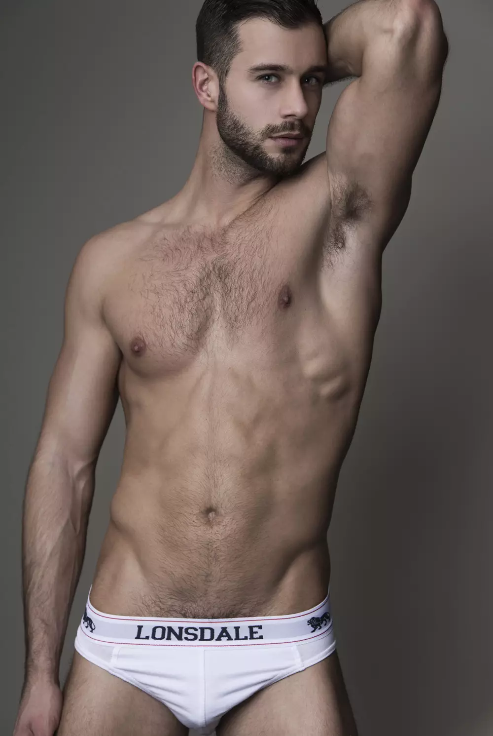 San eagrán nua de Dominus Magazine, buaileann sé seisiún mór néal mar an gceann seo: Model Adam Phillips (Attitude Models) níos gnéasaí ná riamh ag cur le lionsa Lucas Ferrier, arna stíleáil ag Kai Jankovic.