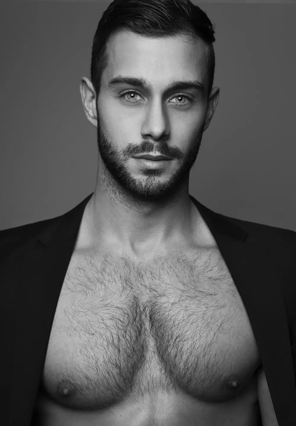 Dominus Magazine'in yeni sayısında, bunun gibi büyük ve çarpıcı bir oturum var: Model Adam Phillips (Tutum Modelleri), Kai Jankovic tarafından tasarlanan Lucas Ferrier'in objektifine her zamankinden daha seksi poz veriyor.