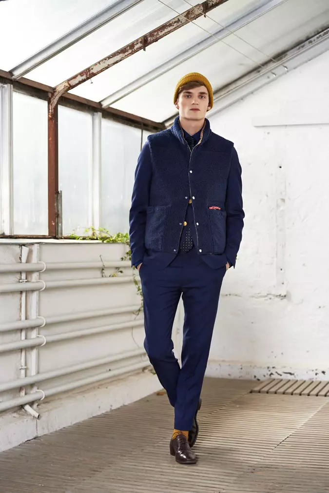 GANT Rugger associe le mannequin suédois Charlie Westerberg aux looks sportifs de sa collection automne/hiver 2014. Ici, la nature utilitaire de GANT est mariée à un talent élégant pour la superposition. Des coupes semi-fendues sont exécutées, contribuant à une gamme solide de vestes parka, de costumes à fines rayures, de gilets, de la veste mac et d'autres articles de vêtements pour hommes. Offrant un spectre de couleurs automnales et d'imprimés subtils, les séparations à mélanger et assortir sont le point fort de la saison.