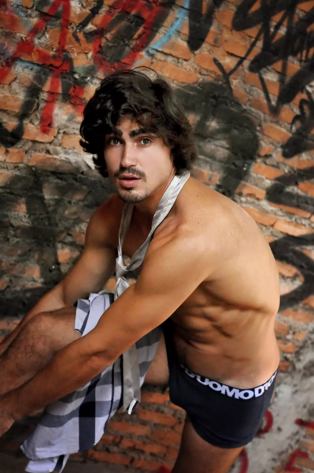У нас є справжній сексуальний бразильський чоловік-модель Феліпе Отто Ізінг, знятий Віллом Мендонса. Феліпе 26 років, він підписаний Closer Models, безперечно має гарне обличчя та брови, підтягнуте тіло, типове для бразильців.