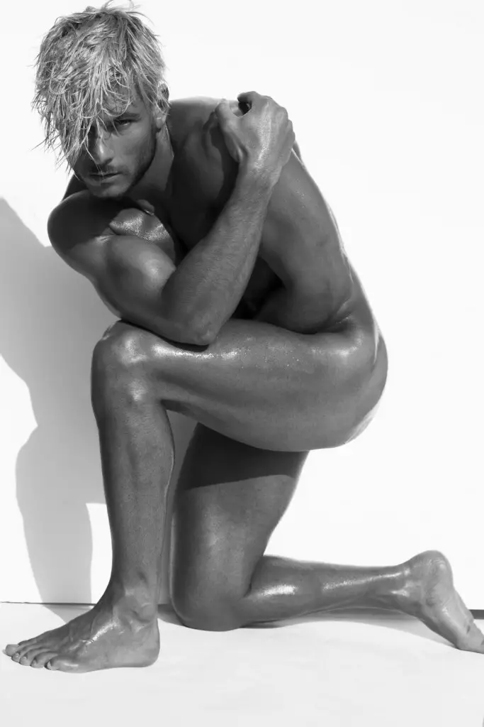 A top model australiana Daniel Garofali explode em uma sensualidade fotografada por Stephen Busken.