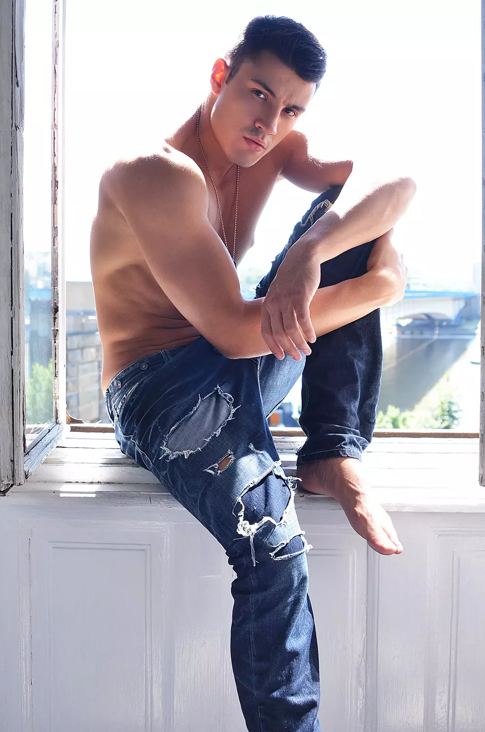 Mladen Blagojevic द्वारे छायाचित्रित सर्बियातील सर्वात मोठ्या मॉडेल एजन्सीपैकी एक, Click Models मधील सर्बियाचे सर्वोत्कृष्ट मॉडेल Aleksandar Jovovic सादर करत आहे.