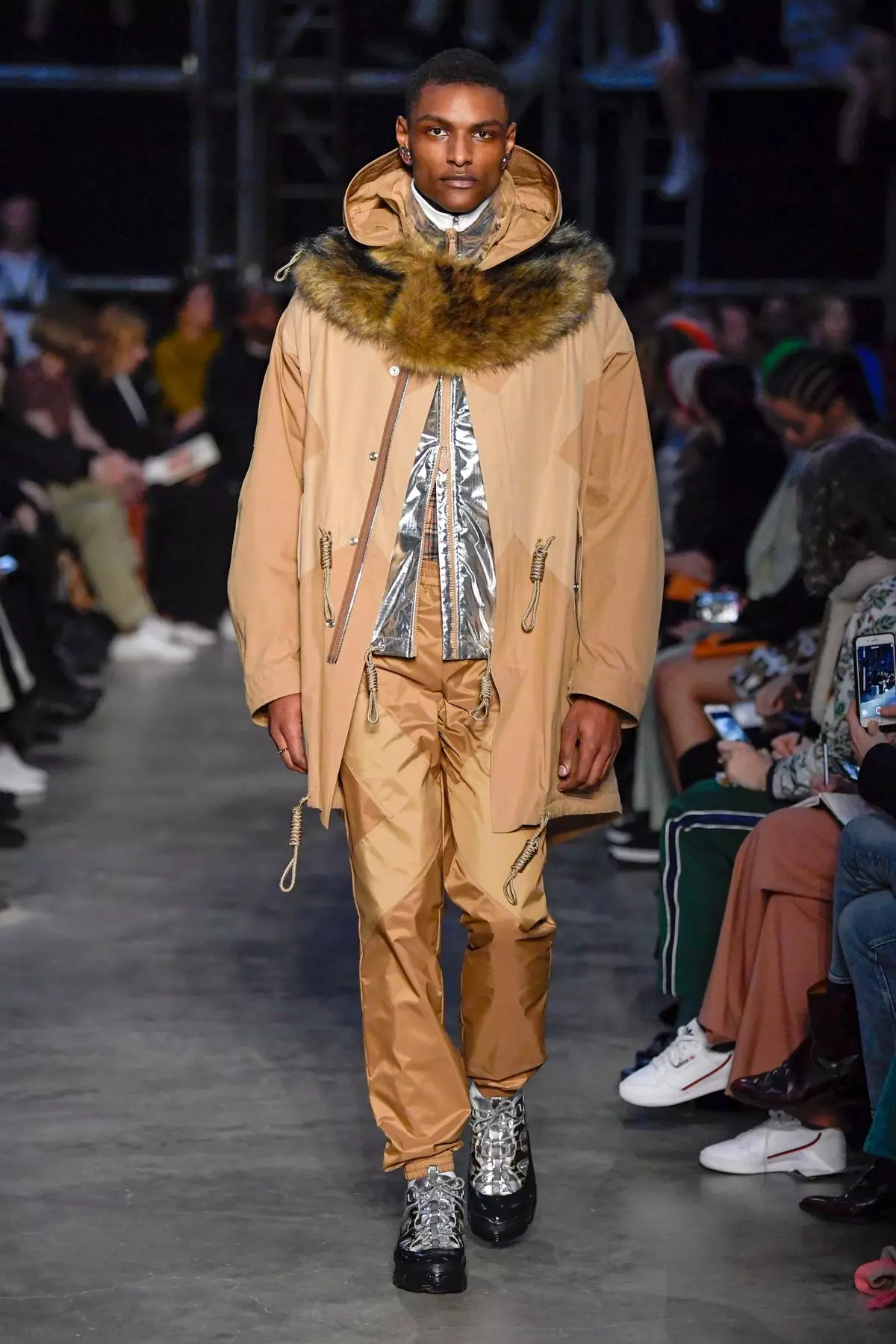 Burberry Viroj & Virinoj Aŭtuno Vintro 2019 Londono12