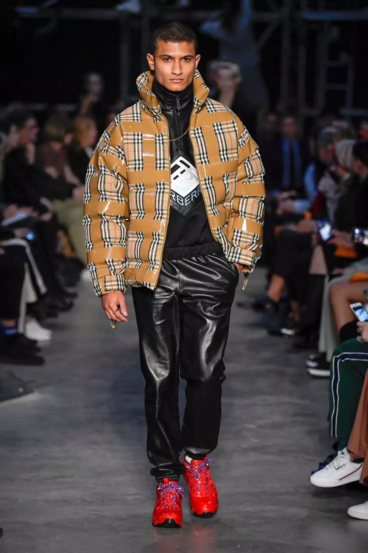 „Burberry“ vyrai ir moterys, 2019 m. rudens žiema, Londonas22