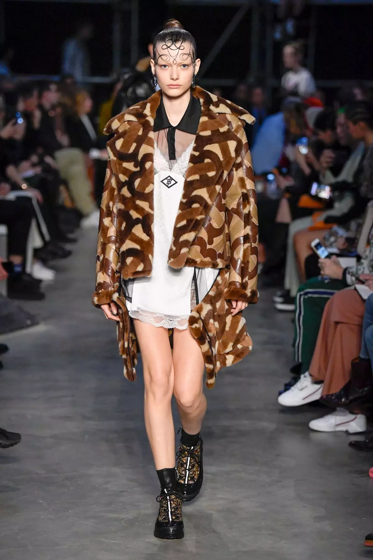 Ụmụ nwoke na ụmụ nwanyị Burberry dara oyi 2019 London48