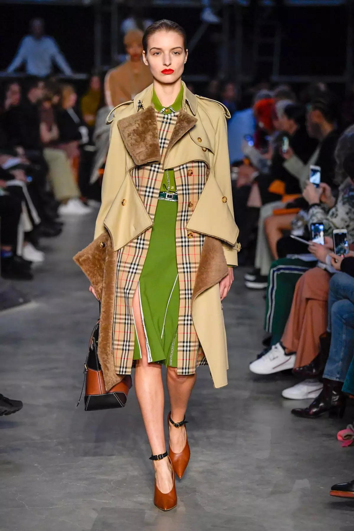 Ụmụ nwoke na ụmụ nwanyị Burberry dara oyi 2019 London94