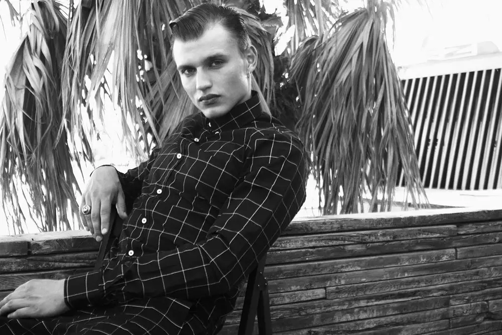 Stulbinanti talentingo Sebastiano Troncoso fotografija ir gražus Ra Casas stilius kartu sukuria šį nuostabų nuotraukų rinkinį, kuriame vaidina modelis Igoris (Trend), dėvintis Acne, Sandro, H&M, COS, Zara, G-Star, Z Zegna ir kitus. MUA, sukurtas Noemí Nohales, skirtas MAC.