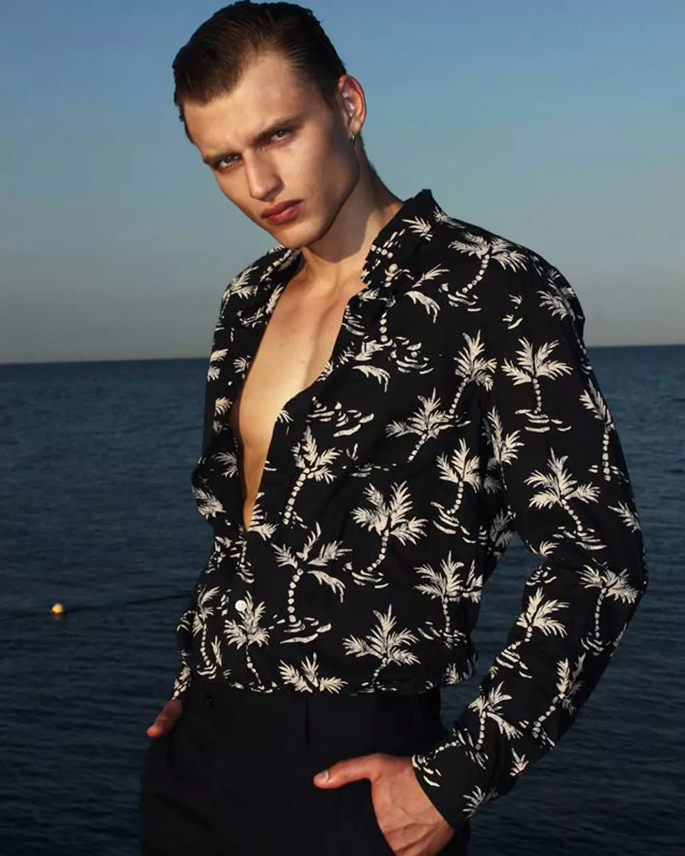 Fotografi mahnitëse nga i talentuari Sebastian Troncoso dhe stili i bukur nga Ra Casas bashkohen për të bërë këtë grup të mrekullueshëm fotografish me protagonist modeli Igor (Trend) me Acne, Sandro, H&M, COS, Zara, G-Star, Z Zegna ndër të tjera. MUA nga Noemí Nohales për MAC.