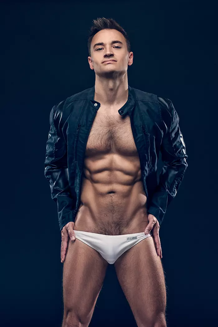 De Michael Hargis ass e Büro professionnelle am Marketing Kommunikatioun Beräich. Hien ass e Fitness-Enthusiast a mécht Ënnerwäschmodeller als Hobby. De Michael verbënnt mam Fotograf Hayden Su, de Michael huet Lime Underwear Stécker, gesäit zimlech verdammt gutt aus.