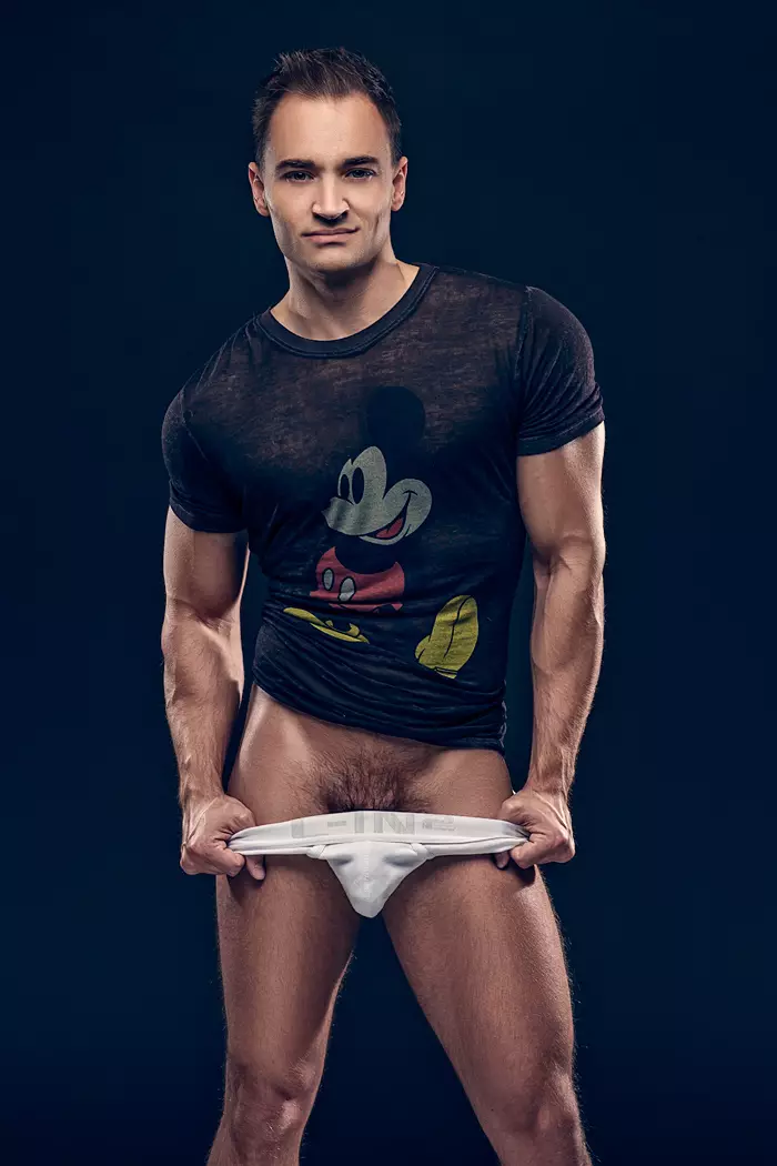 Michael Hargis ist Bürokaufmann im Bereich Marketingkommunikation. Er ist ein Fitness-Enthusiast und macht als Hobby Unterwäsche-Modellieren. In Verbindung mit Fotograf Hayden Su trägt Michael Lime Underwear-Stücke und sieht verdammt gut aus.