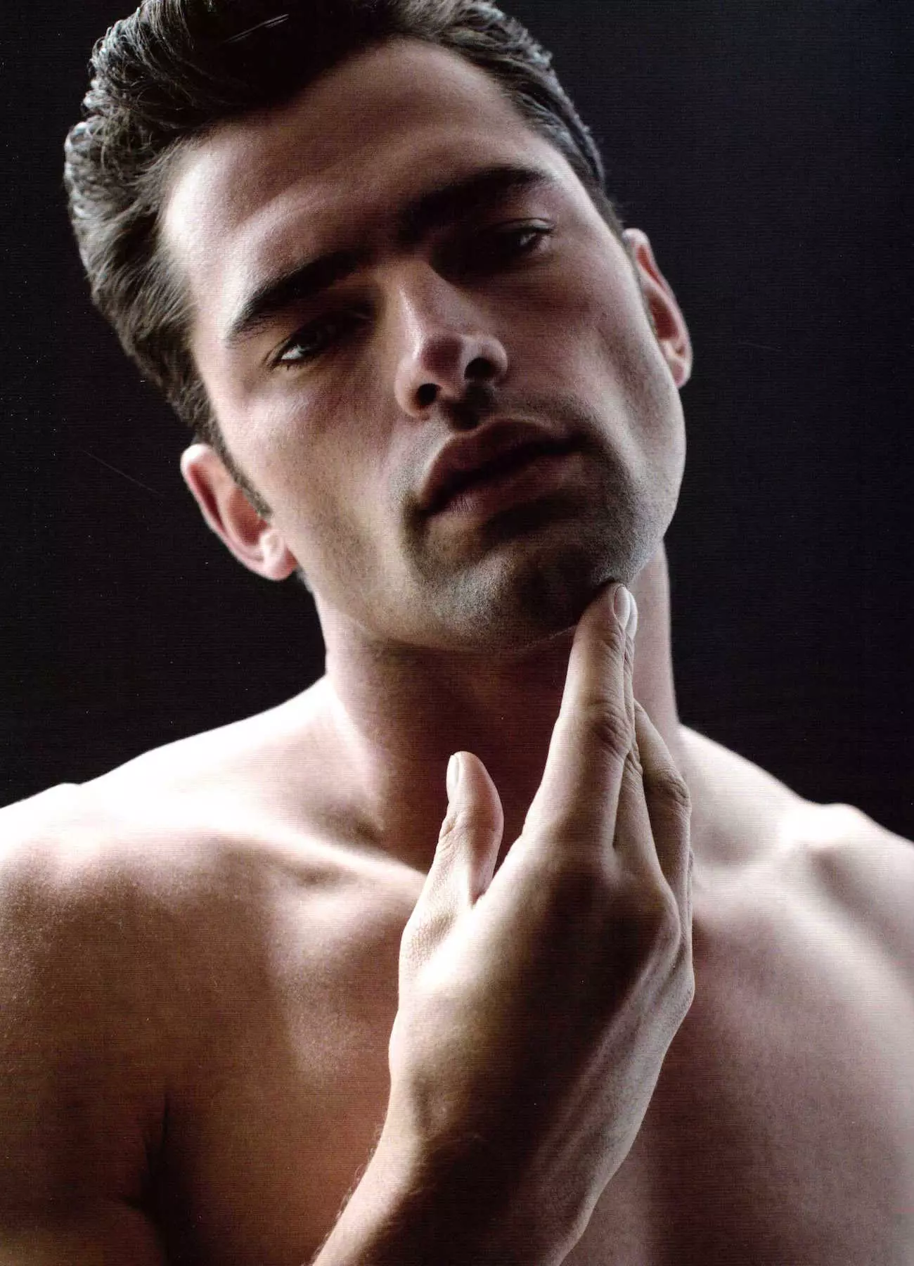 Top model Sean O'Pry na okładkach i w nowym wstępniaku do numeru 13 magazynu DSection, nakręcony przez Douga Inglisha, stylizowany na luksusowe ubrania autorstwa Nicolasa Klama