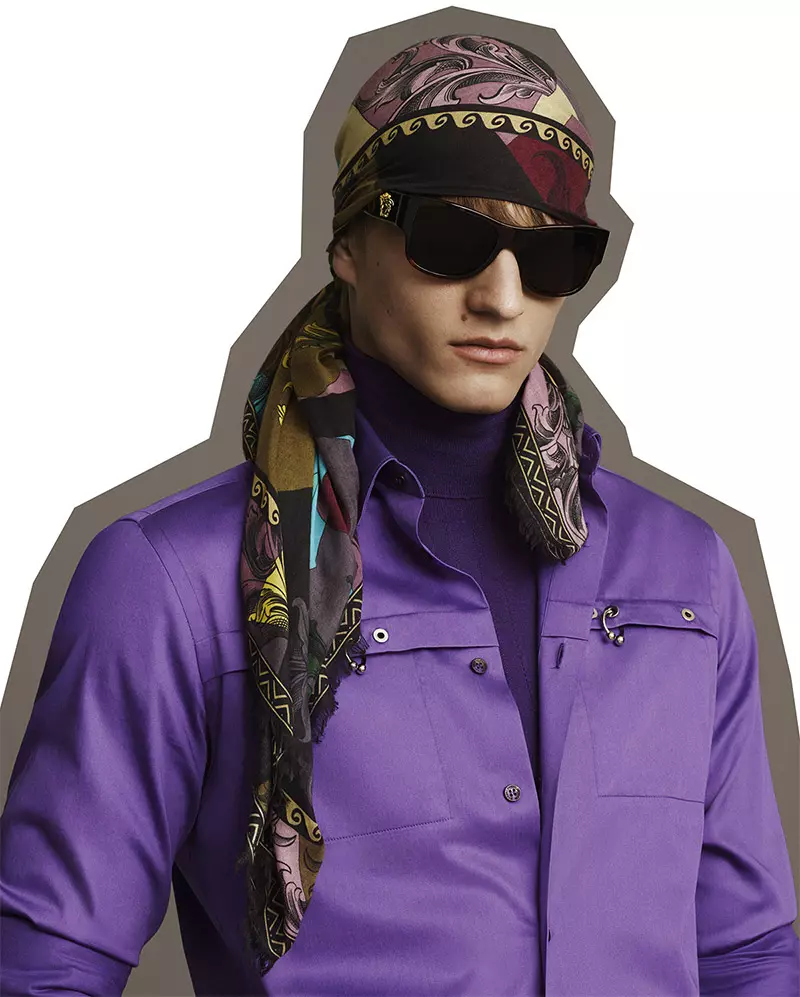 Versace ເປີດຕົວ Versace Collection Fall/Winter 2015 lookbook ຂອງຕົນ, ປະສົມປະສານການແຕ່ງຕົວແບບເປັນທາງການ ແລະ ການດຶງດູດແຟຊັ່ນ.