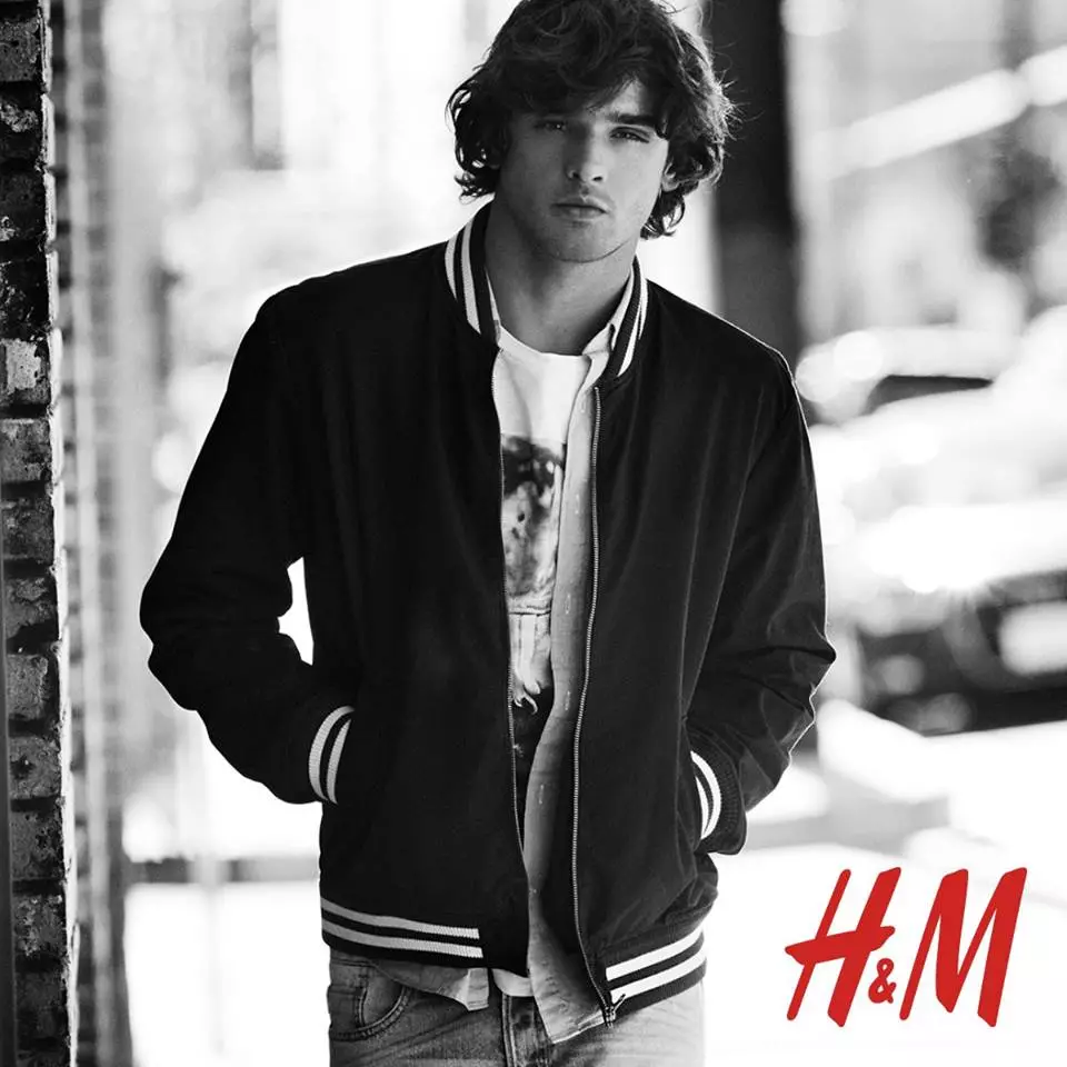 De Star vum Americana Manhasset sengem neie Rock-Stil Video, Marlon Teixeira fënnt och Zäit fir H&M. Reunioun mat der schwedescher Mark no sportlechen trendy Jogger, de brasilianesche Modell ëmfaasst Casual Dagesstil fir en neie Shoot. Ënnert bequemen, prett fir ze droen Stécker sinn gedréckte Pullover, slim-fit Denim Jeans, grafesch T-Shirts a Plaid-Knäppchen.