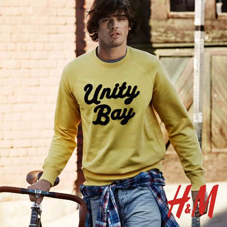 De Star vum Americana Manhasset sengem neie Rock-Stil Video, Marlon Teixeira fënnt och Zäit fir H&M. Reunioun mat der schwedescher Mark no sportlechen trendy Jogger, de brasilianesche Modell ëmfaasst Casual Dagesstil fir en neie Shoot. Ënnert bequemen, prett fir ze droen Stécker sinn gedréckte Pullover, slim-fit Denim Jeans, grafesch T-Shirts a Plaid-Knäppchen.