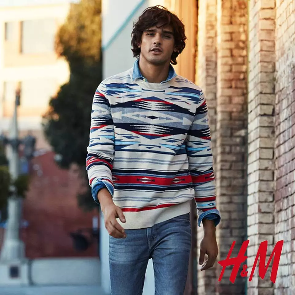 Ylli i videos së re të stilit rock të Americana Manhasset, Marlon Teixeira gjen kohë edhe për H&M. Duke u ribashkuar me markën suedeze pas vrapimit sportiv në modë, modelja braziliane përqafon stilin e rastësishëm gjatë ditës për një foto të re. Ndër pjesët e rehatshme dhe të gatshme për t'u veshur janë pulovrat me stampa, xhinset xhinse të holla, bluzat grafike dhe kopset me kuadrate.