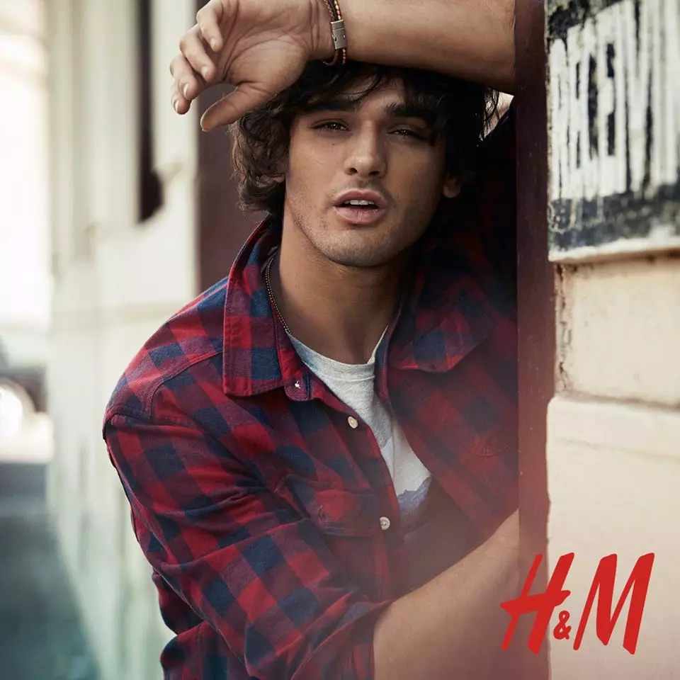 Inkwenkwezi yevidiyo entsha ye-rock ye-American Manhasset, uMarlon Teixeira naye ufumana ixesha le-H&M. Ukudibana kwakhona nohlobo lwaseSweden emva kweembaleki ezisefashonini kwezemidlalo, imodeli yaseBrazil yamkela isitayile esiqhelekileyo sasemini ukuze sidubule. Phakathi kwezinto ezitofotofo, ezilungele ukunxiba ii-pullovers eziprintiweyo, i-slim-fit denim jeans, i-t-shirts yegraphic kunye namaqhosha e-plaid-downs.