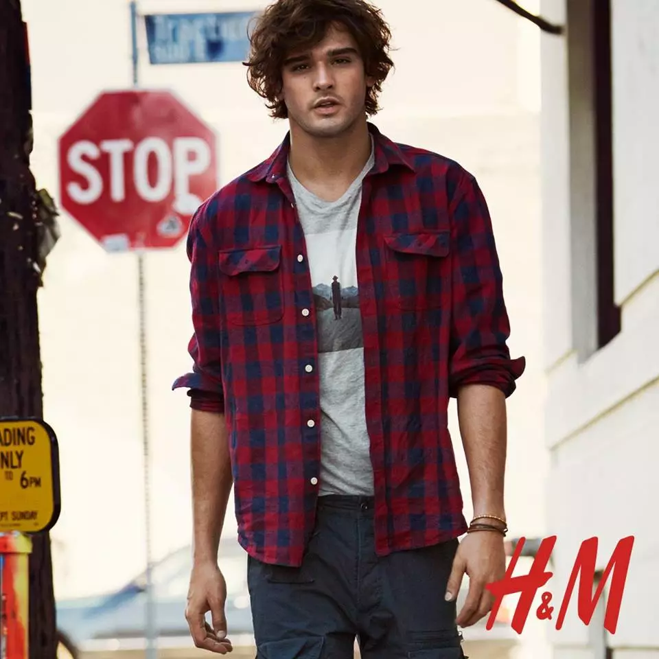 Hviezda nového rockového videoklipu Americana Manhasset, Marlon Teixeira, si tiež nájde čas na H&M. Brazílska modelka, ktorá sa po športových trendových joggeroch opäť spojila so švédskou značkou, pri novom fotení využíva ležérny denný štýl. K pohodlným kúskom pripraveným na nosenie patria pulóvre s potlačou, džínsové džínsy slim strihu, tričká s grafikou a kárované gombíky.