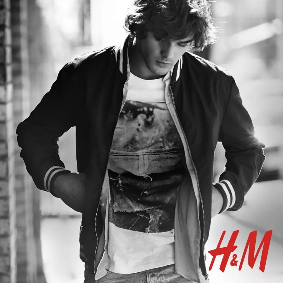 作为 Americana Manhasset 新摇滚风格视频的明星，Marlon Teixeira 也为 H&M 腾出时间。这位巴西模特在穿着时髦的慢跑裤后与瑞典品牌重聚，采用休闲的日间风格进行新拍摄。舒适的成衣单品包括印花套头衫、修身牛仔裤、图案 T 恤和格子衬衫。