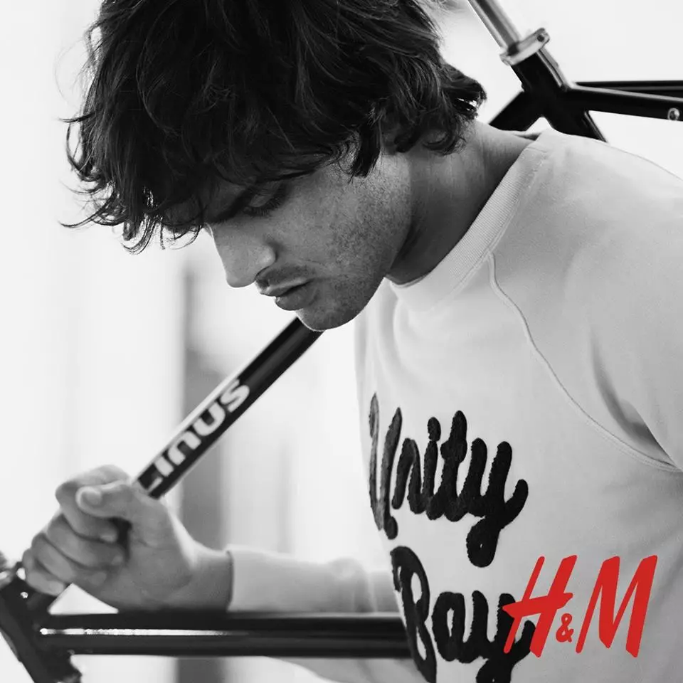 La stelo de la nova rokstila video de Americana Manhasset, Marlon Teixeira ankaŭ trovas tempon por H&M. Reunuiĝante kun la sveda marko post sportaj laŭmodaj jogistoj, la brazila modelo ampleksas hazardan tagan stilon por nova pafado. Inter komfortaj, pretaj por porti pecojn estas presitaj puloveroj, sveltaj denim jeans, grafikaj ĉemizoj kaj plejdbutonoj.