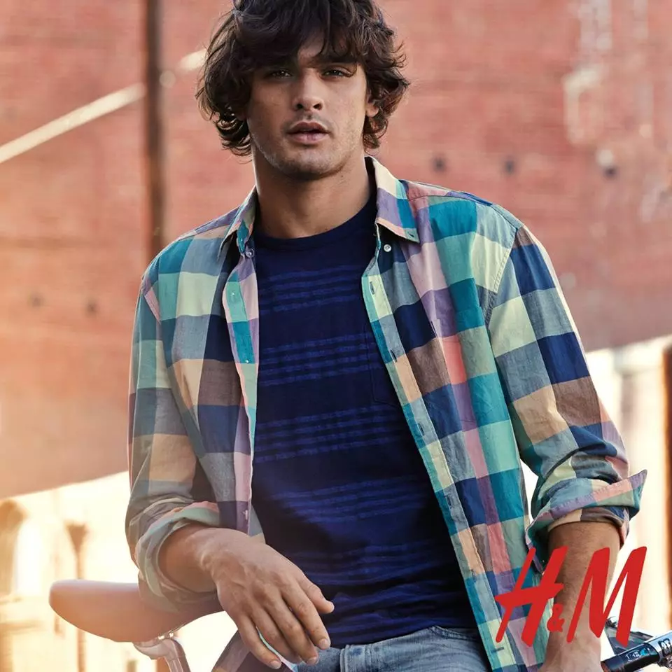 Bintang video gaya rock baru Americana Manhasset, Marlon Teixeira juga meluangkan waktu untuk H&M. Bersatu kembali dengan merek Swedia setelah olahraga lari yang trendi, model Brasil ini menerapkan gaya kasual siang hari untuk pemotretan baru. Di antara pakaian siap pakai yang nyaman adalah pullover bermotif, jeans denim slim-fit, kaos grafis, dan kancing kotak-kotak.