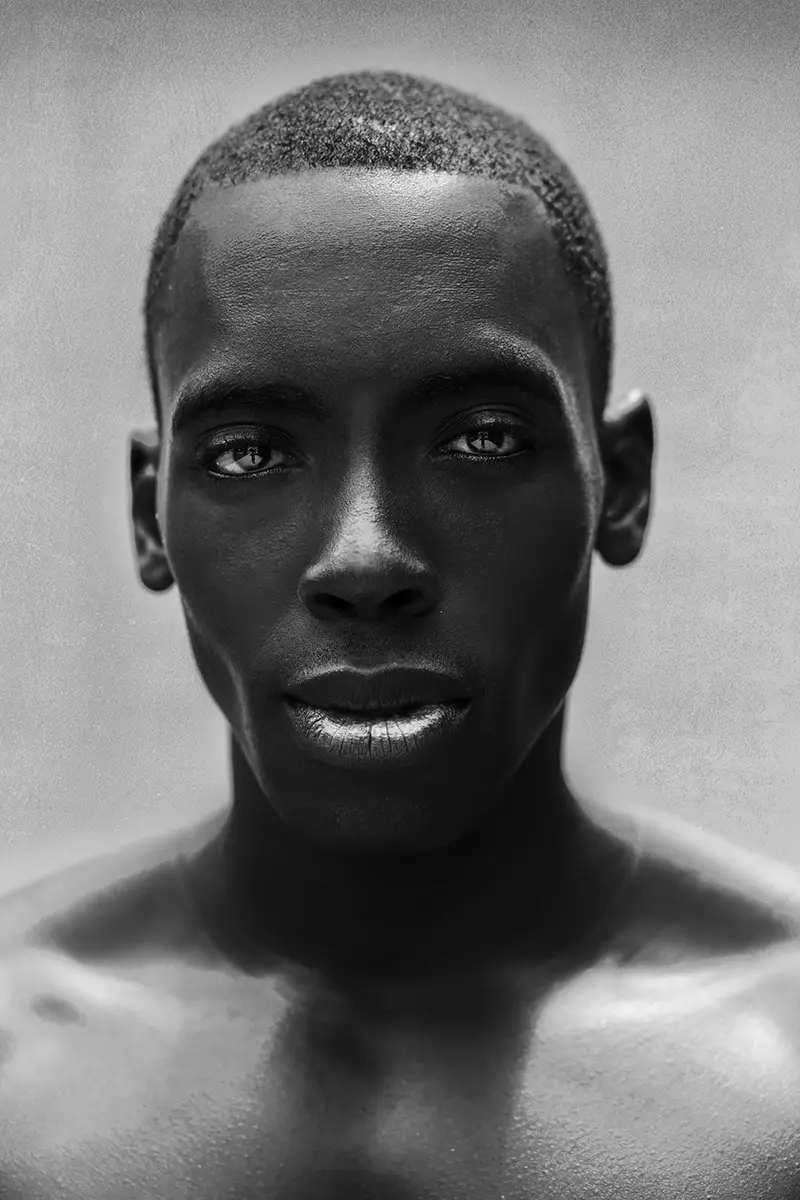 (Espero que poidas sentirte ben despois de ver isto) Consulta este conxunto RAW AF do recén chegado Welton Lewis do fotógrafo Christopher Marrs. Presentando o modelo de fitness viaxeiro e actor Welton Lewis neste sexy retrato en bruto en branco e negro, o tiroteo máis sexy no que estivo involucrado ata agora. Welton posúe un corpo tonificado abraiante, construíndo coidadosamente todos os días no ximnasio, e Christopher aproveitou.