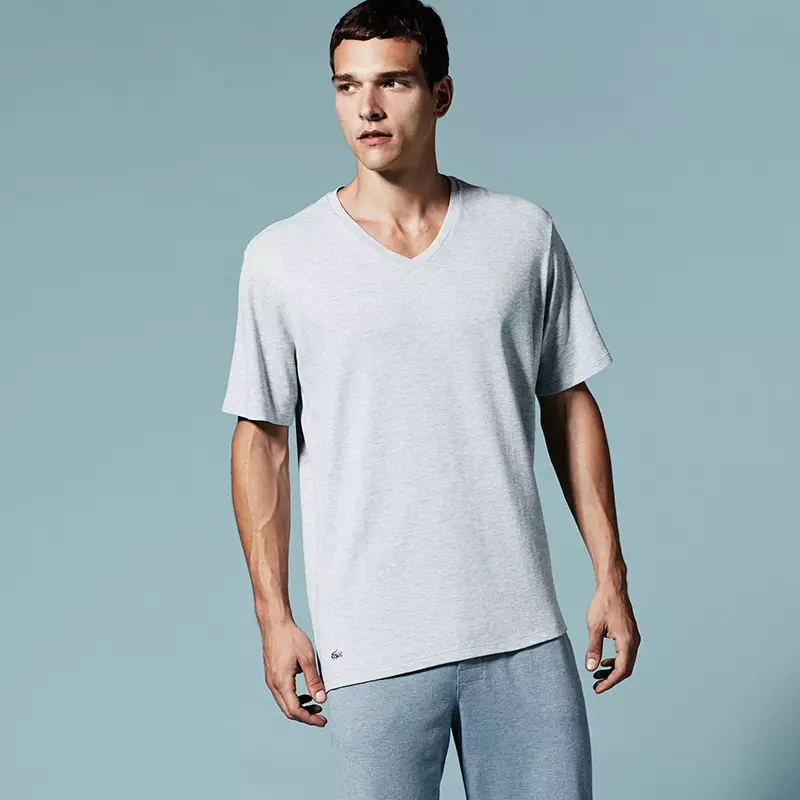 Lacoste a dezvăluit noul său lookbook de lenjerie de corp și de dormit, cu modelul brazilian Alexandre Cunha.