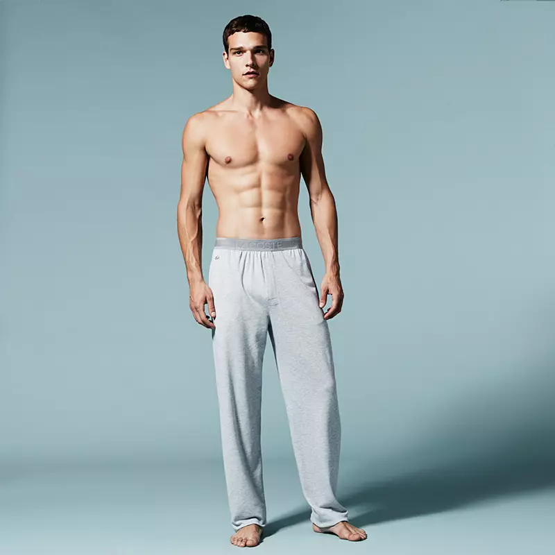 Lacoste a dezvăluit noul său lookbook de lenjerie de corp și de dormit, cu modelul brazilian Alexandre Cunha.